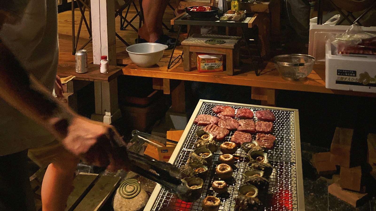 NEMARUの庭でBBQ ― 炭火で海鮮やお肉を焼く風景
