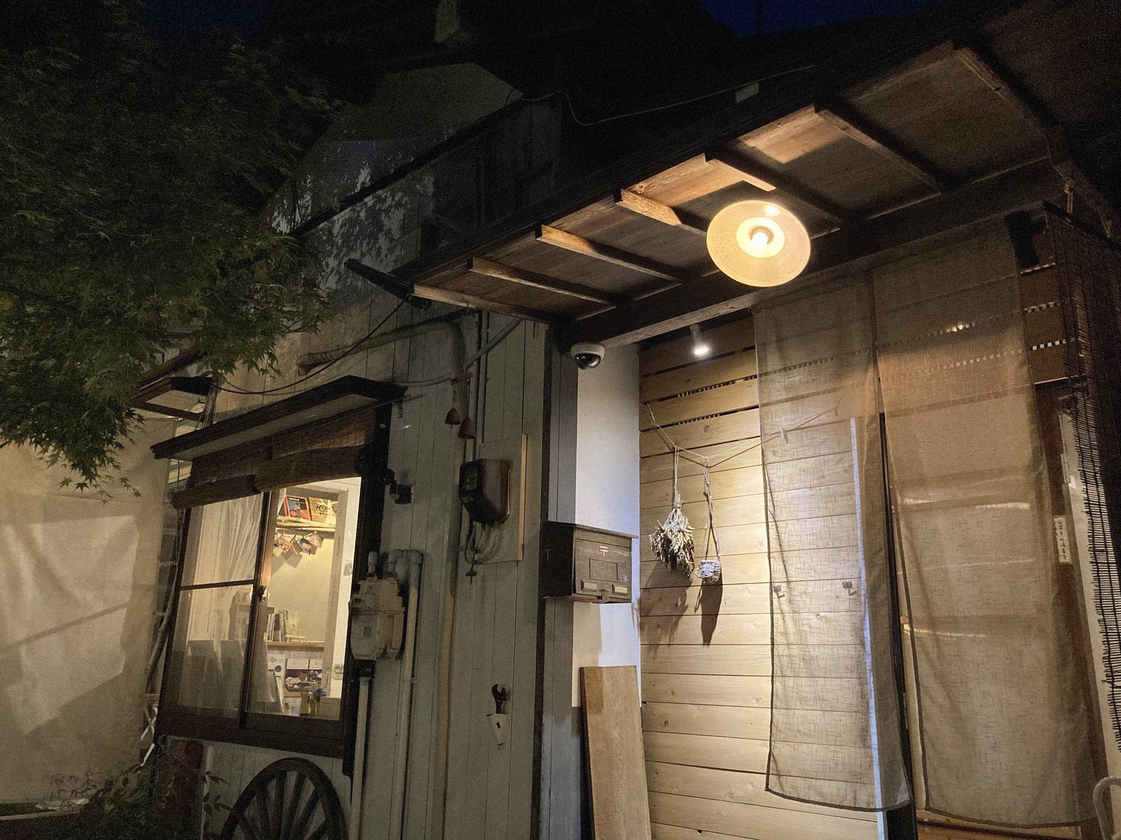 夕暮れの古民家の外観 ― NEMARU
